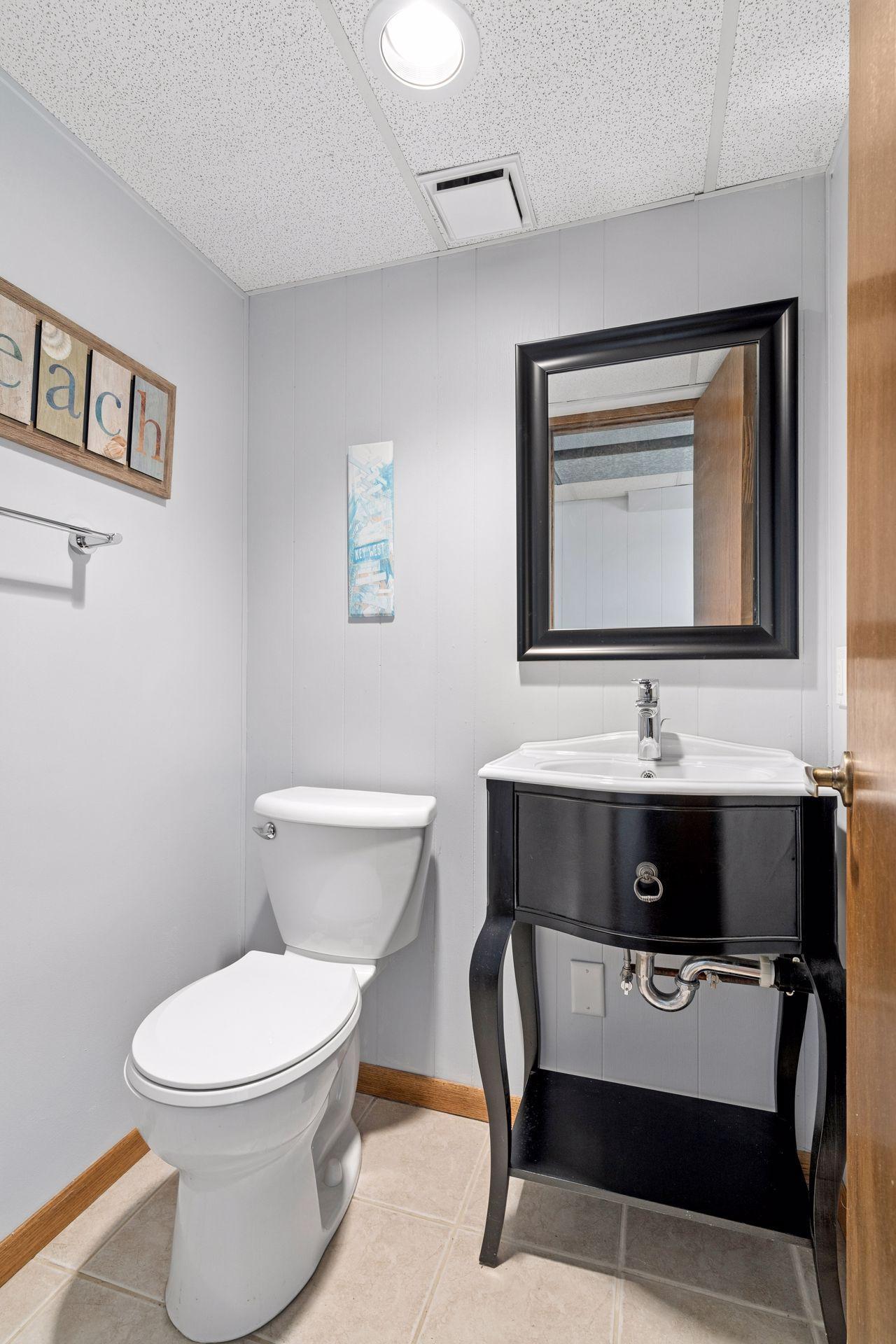 Lower level 1/2 bath.