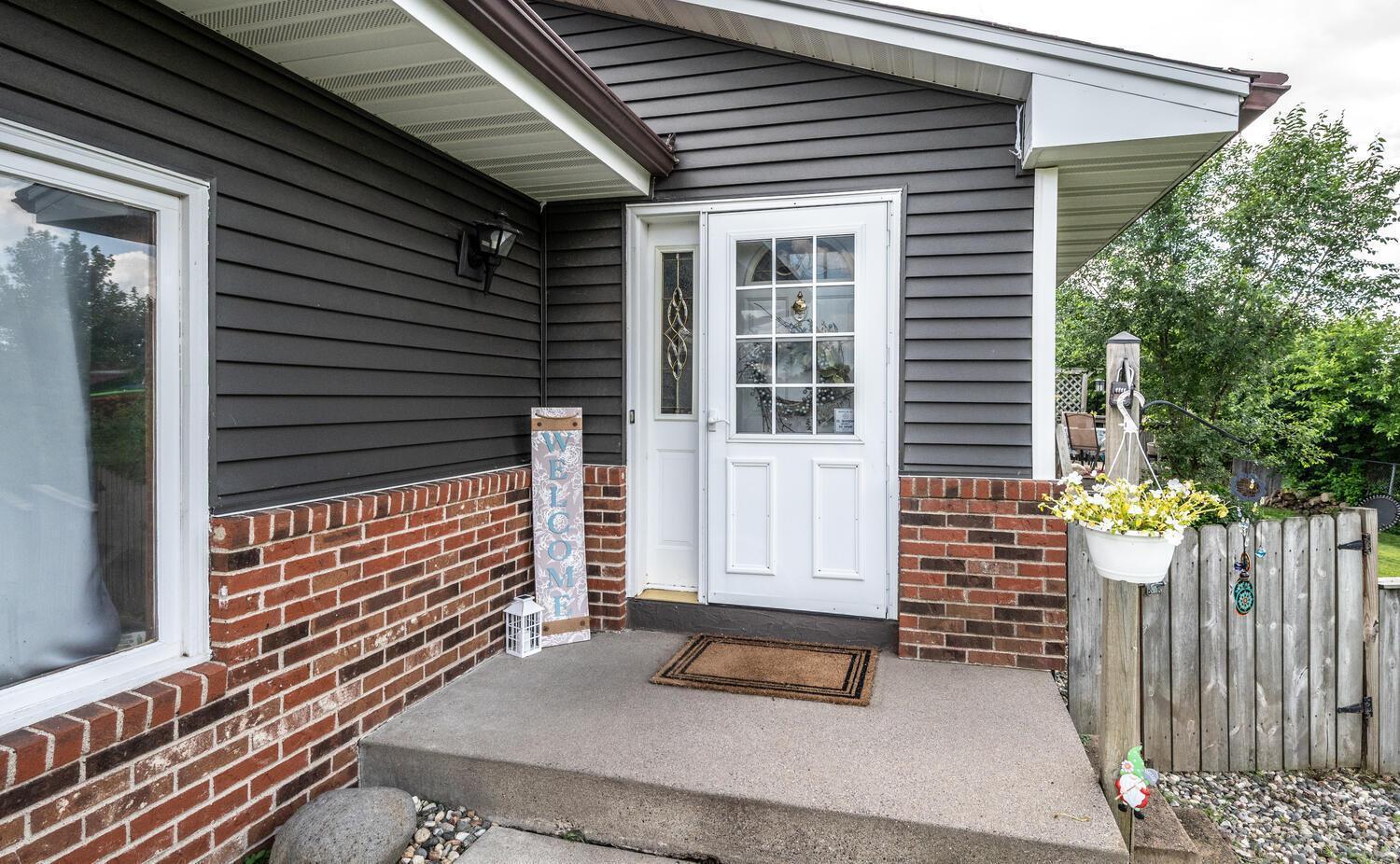 1142 Cheery Ln NE Columbia-large-005-023-Front PorchEntrance-1500x927-72dpi.jpg