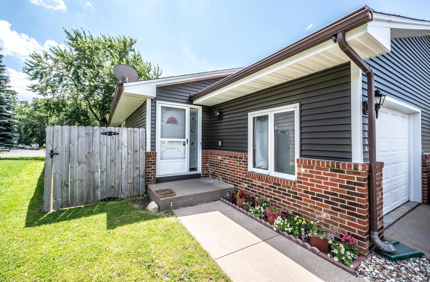 1142 Cheery Ln NE Columbia-large-030-051-Front PorchEntrance Unit 2-1500x983-72dpi.jpg