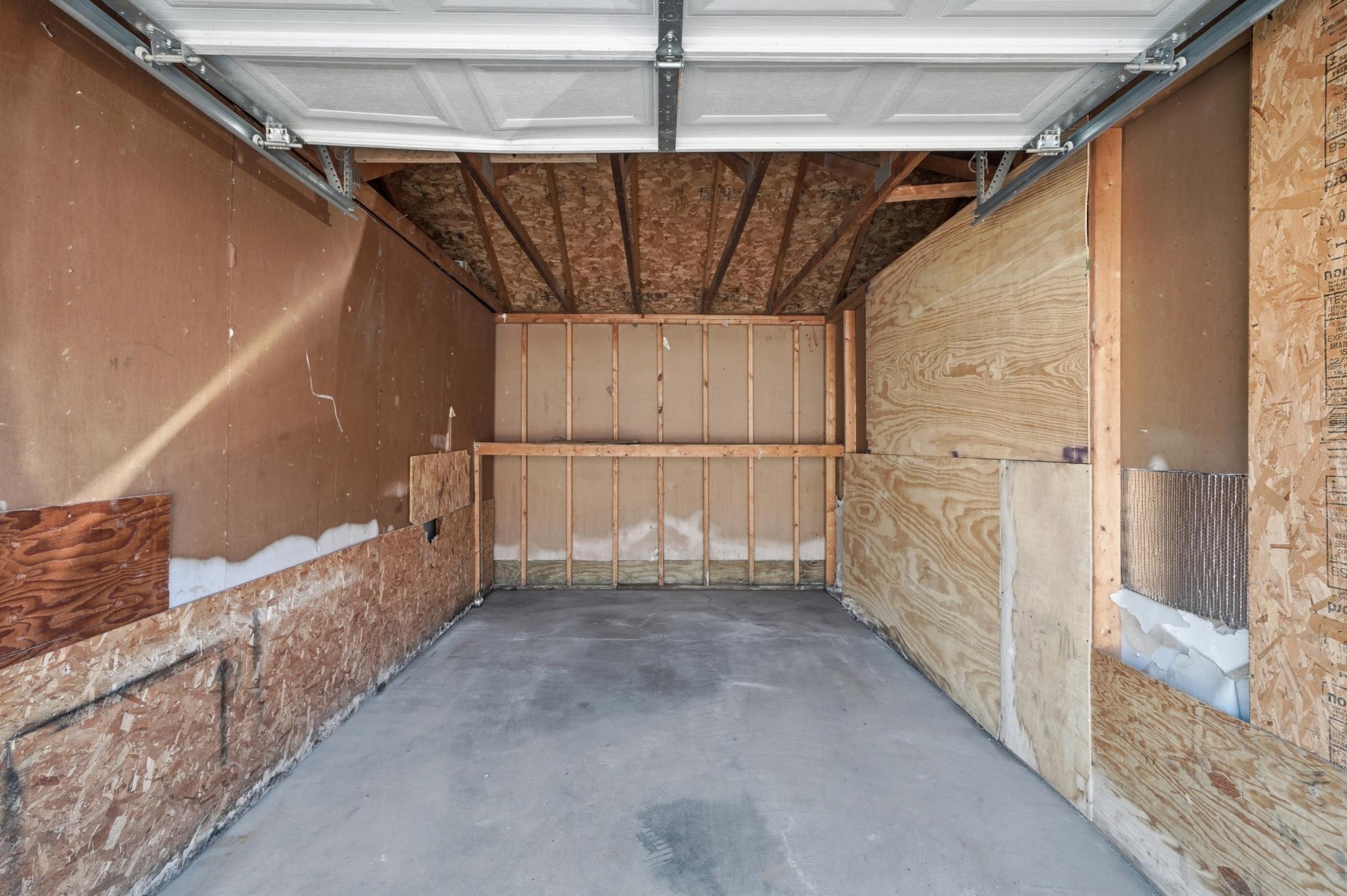20 x 10 Garage w/storage