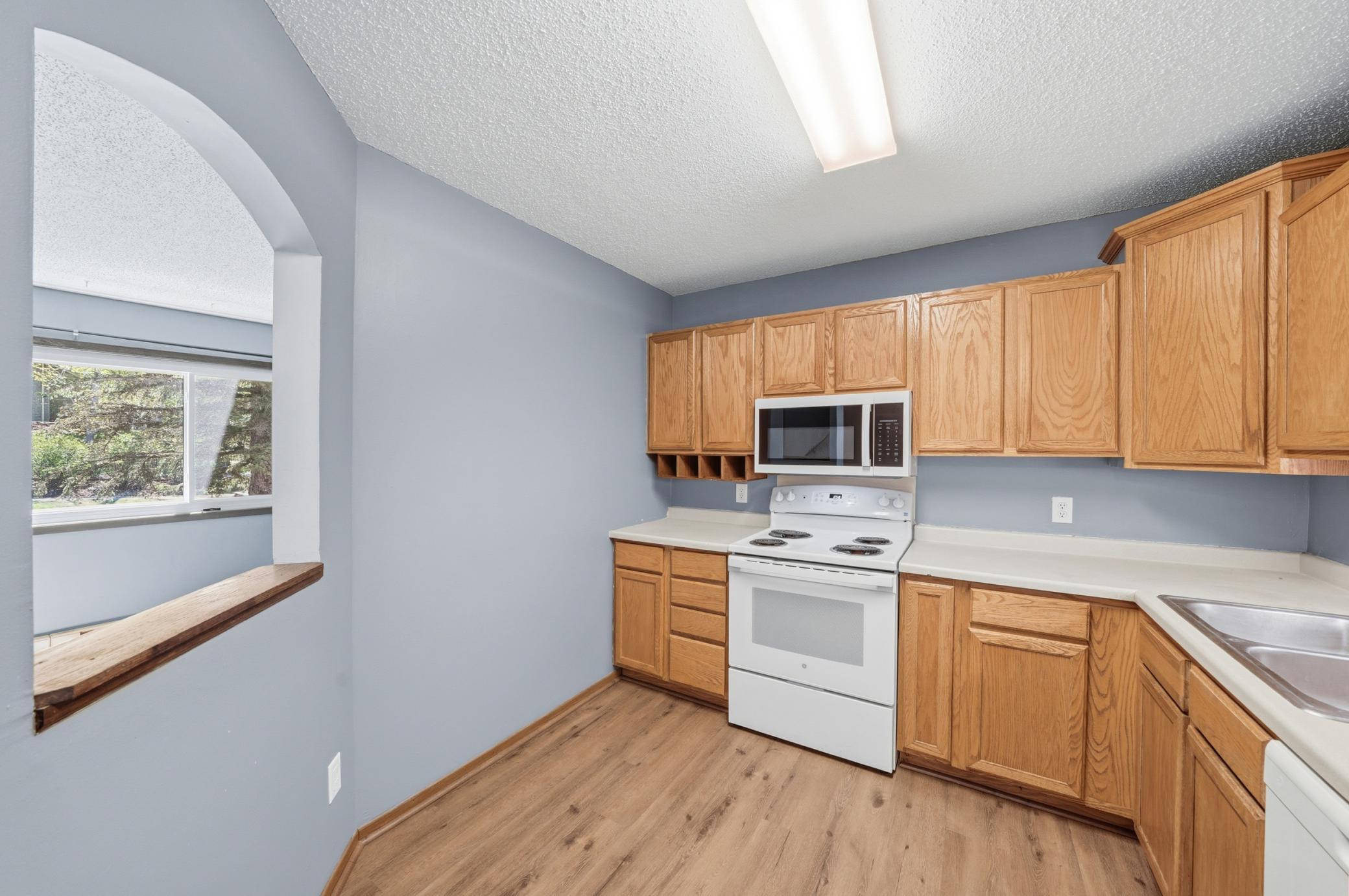 Kitchen w/new microwave