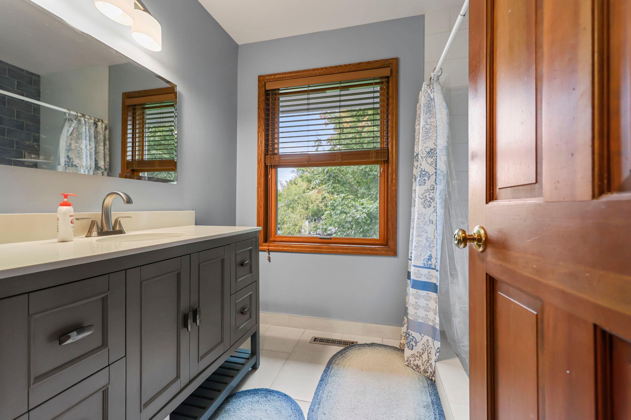 55-web-or-mls-13840 York Ave-277.jpg