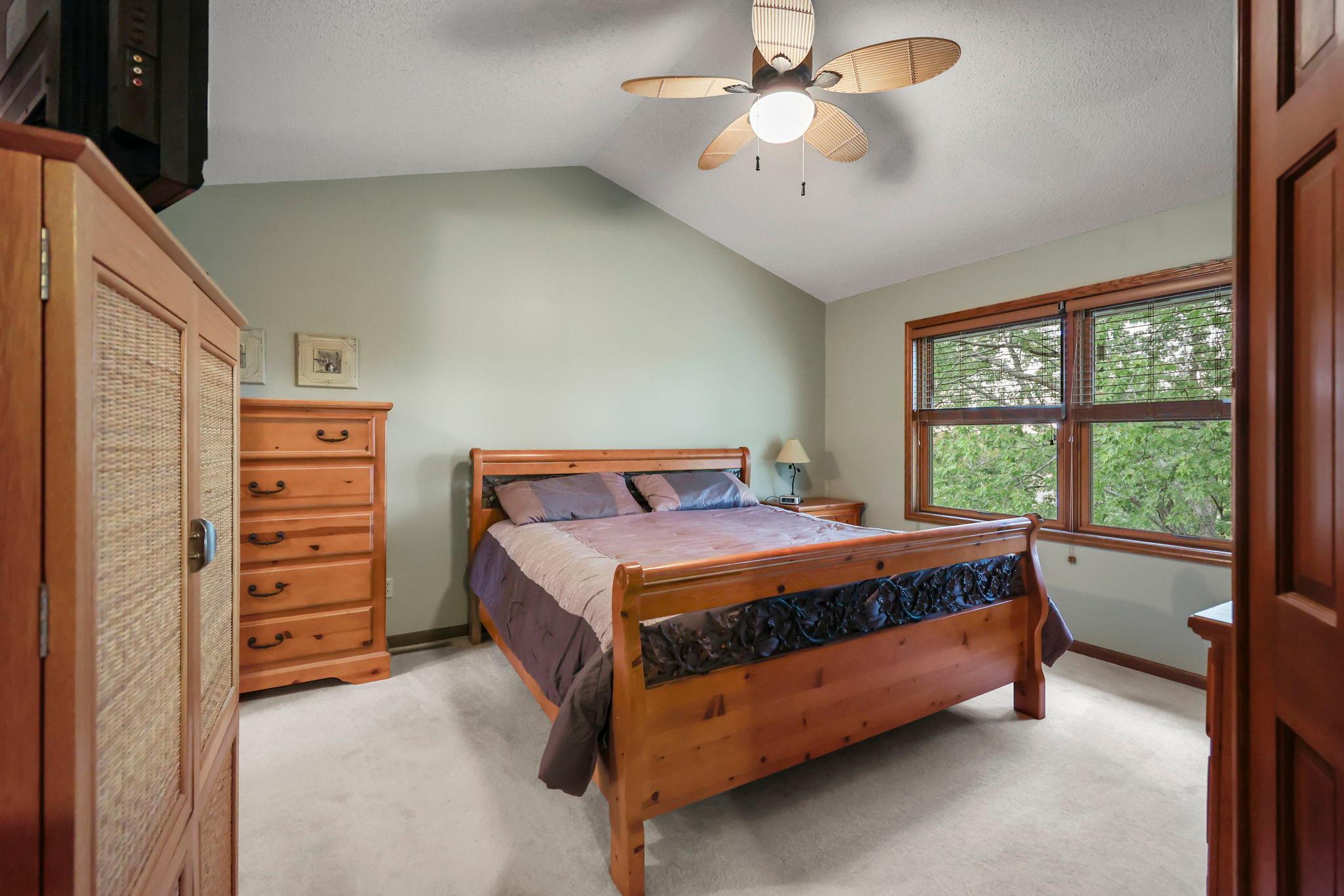 51-web-or-mls-13840 York Ave-265.jpg