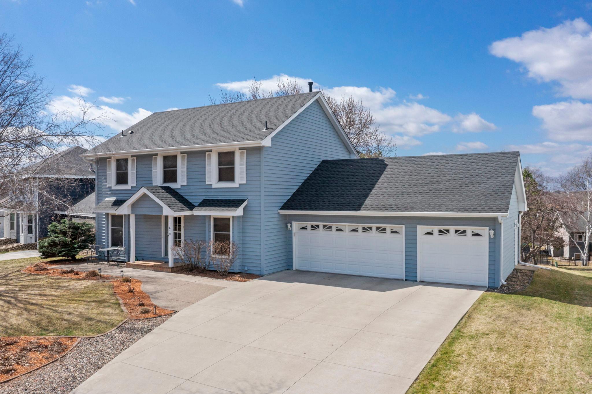 5-web-or-mls-13840 York Ave-3 (2).jpg