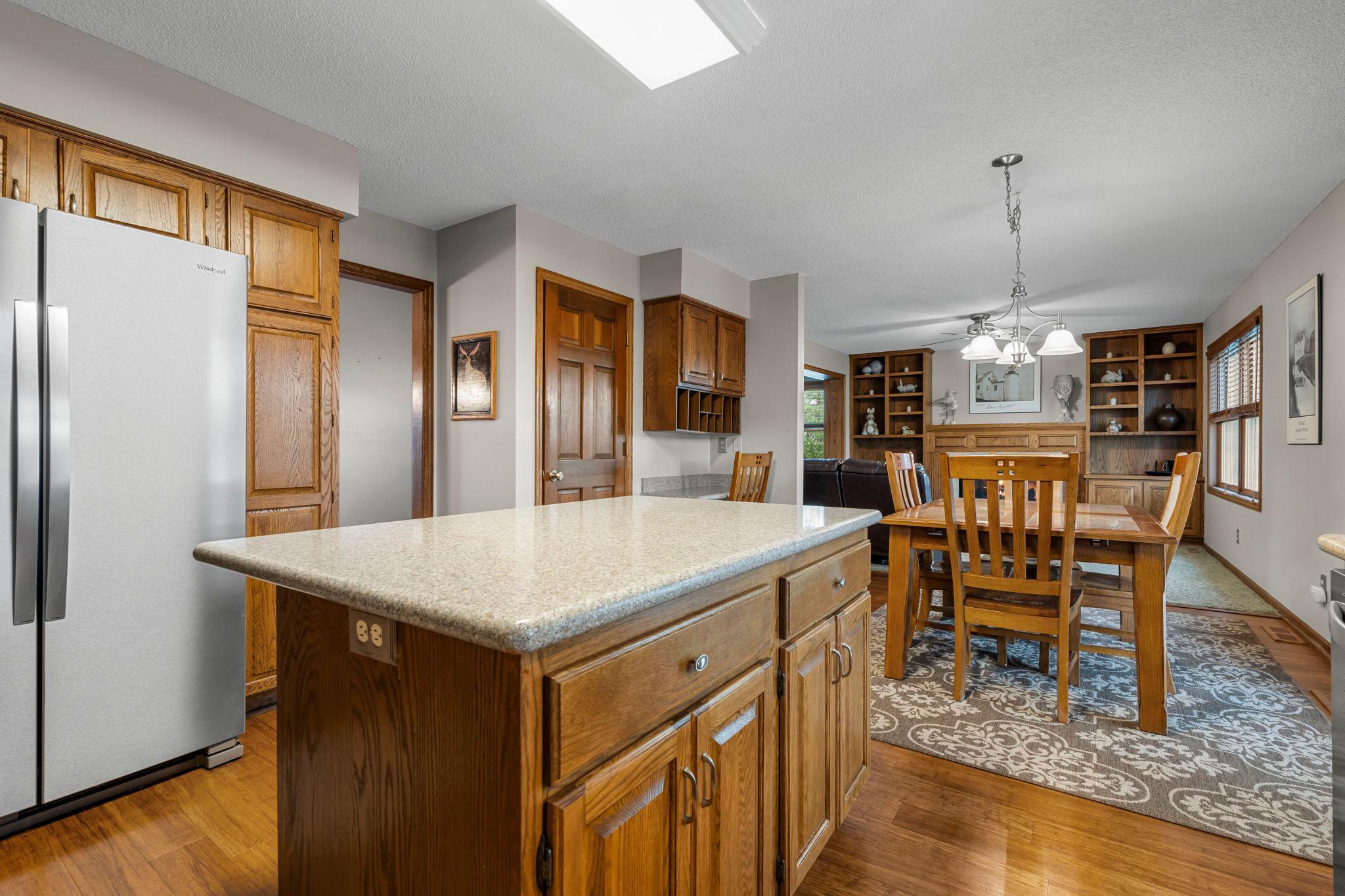 47-web-or-mls-13840 York Ave-211.jpg