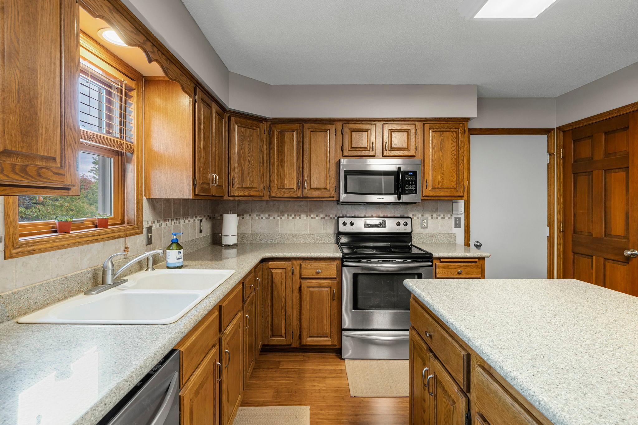 44-web-or-mls-13840 York Ave-199.jpg