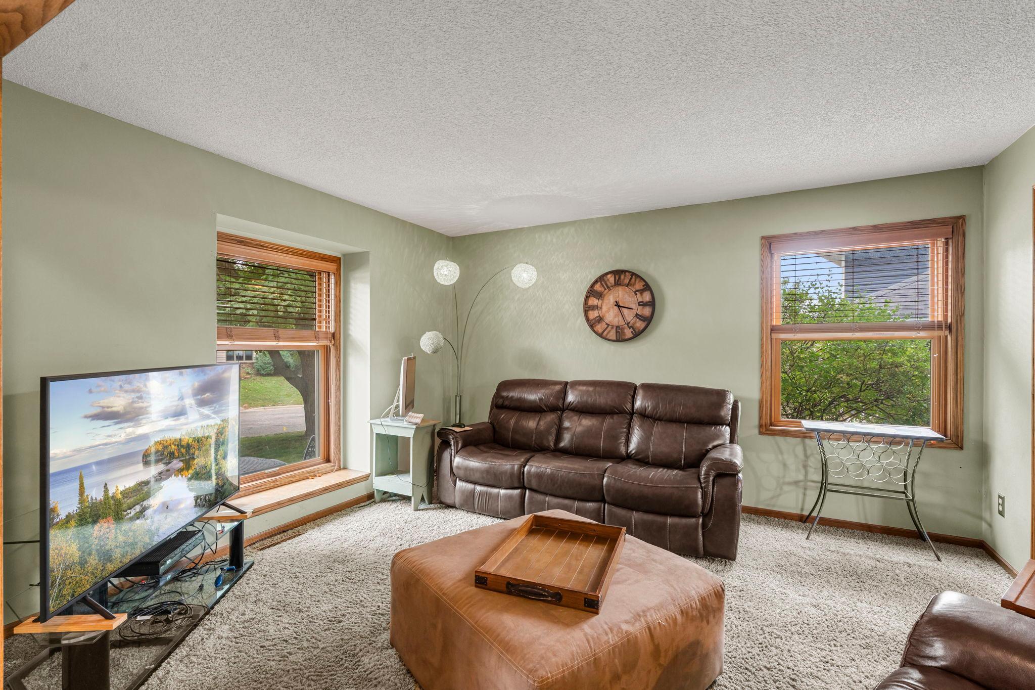 32-web-or-mls-13840 York Ave-117.jpg