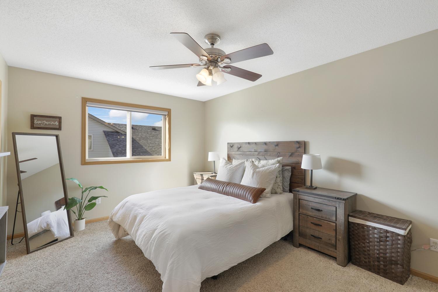 Spacious primary suite, and attached full bath.