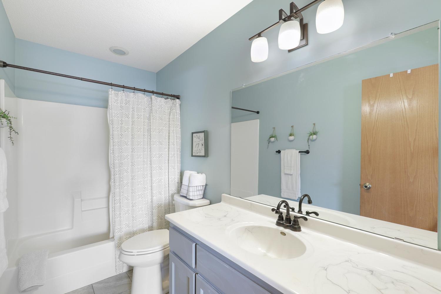 Full bathroom on the main level.