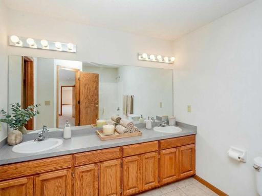 Master_Bathroom_MLS (1).jpg