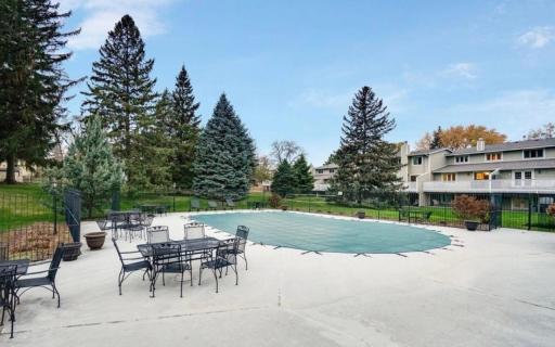 6861 W 82nd Street, Bloomington, MN 55438