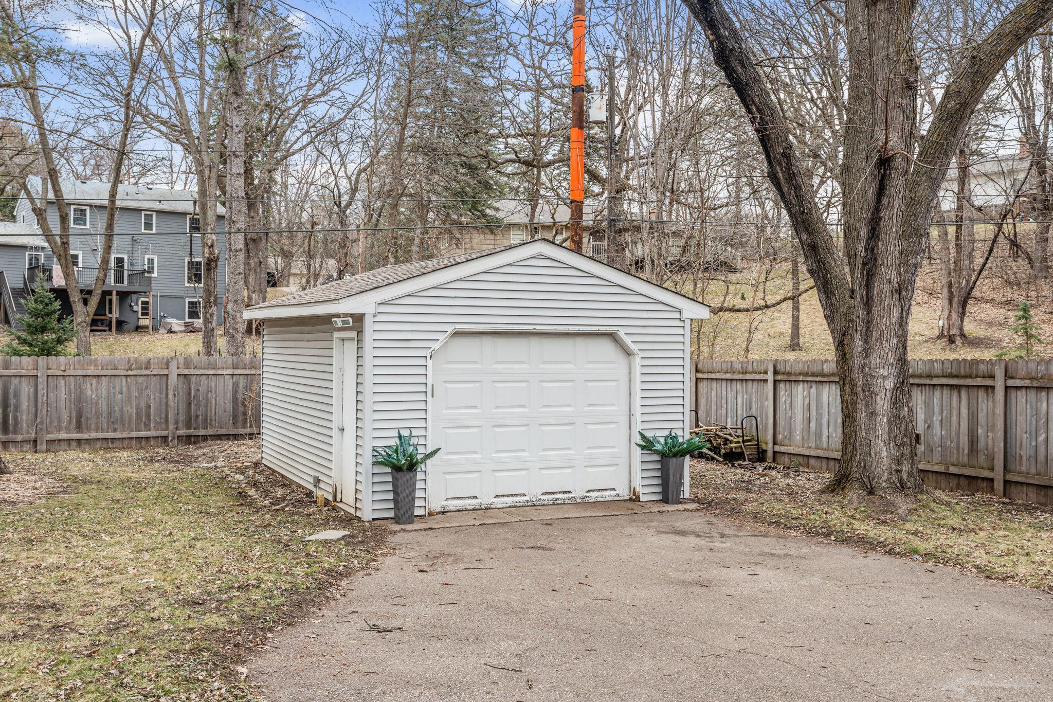 6-web-or-mls-16100 Temple Dr-6.jpg