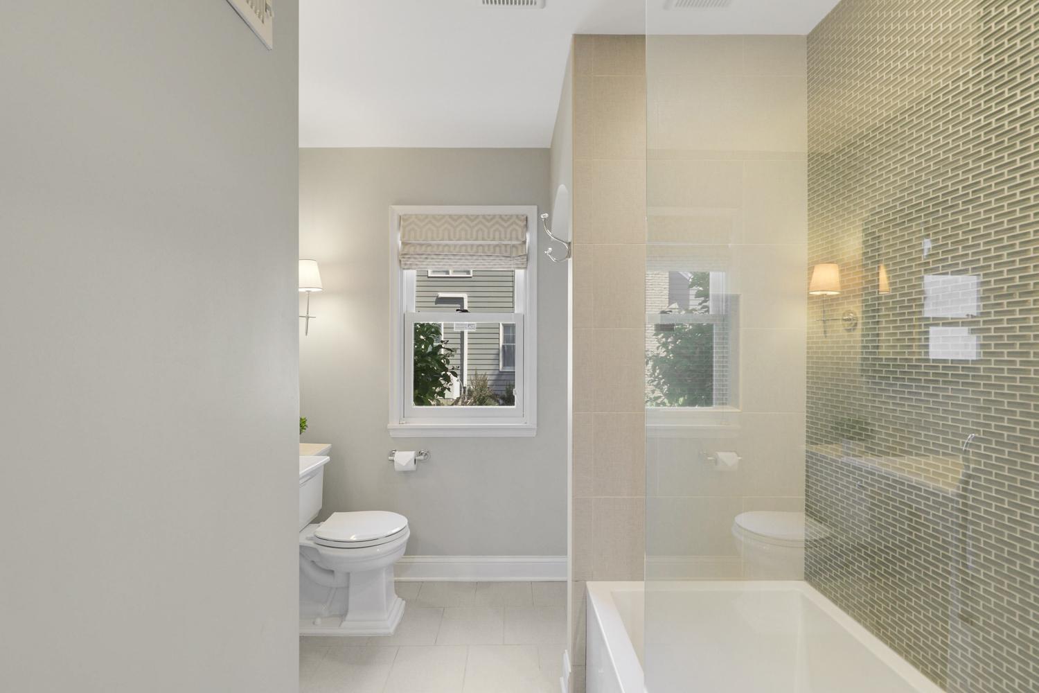 26 - Main Floor Full Bath.jpg