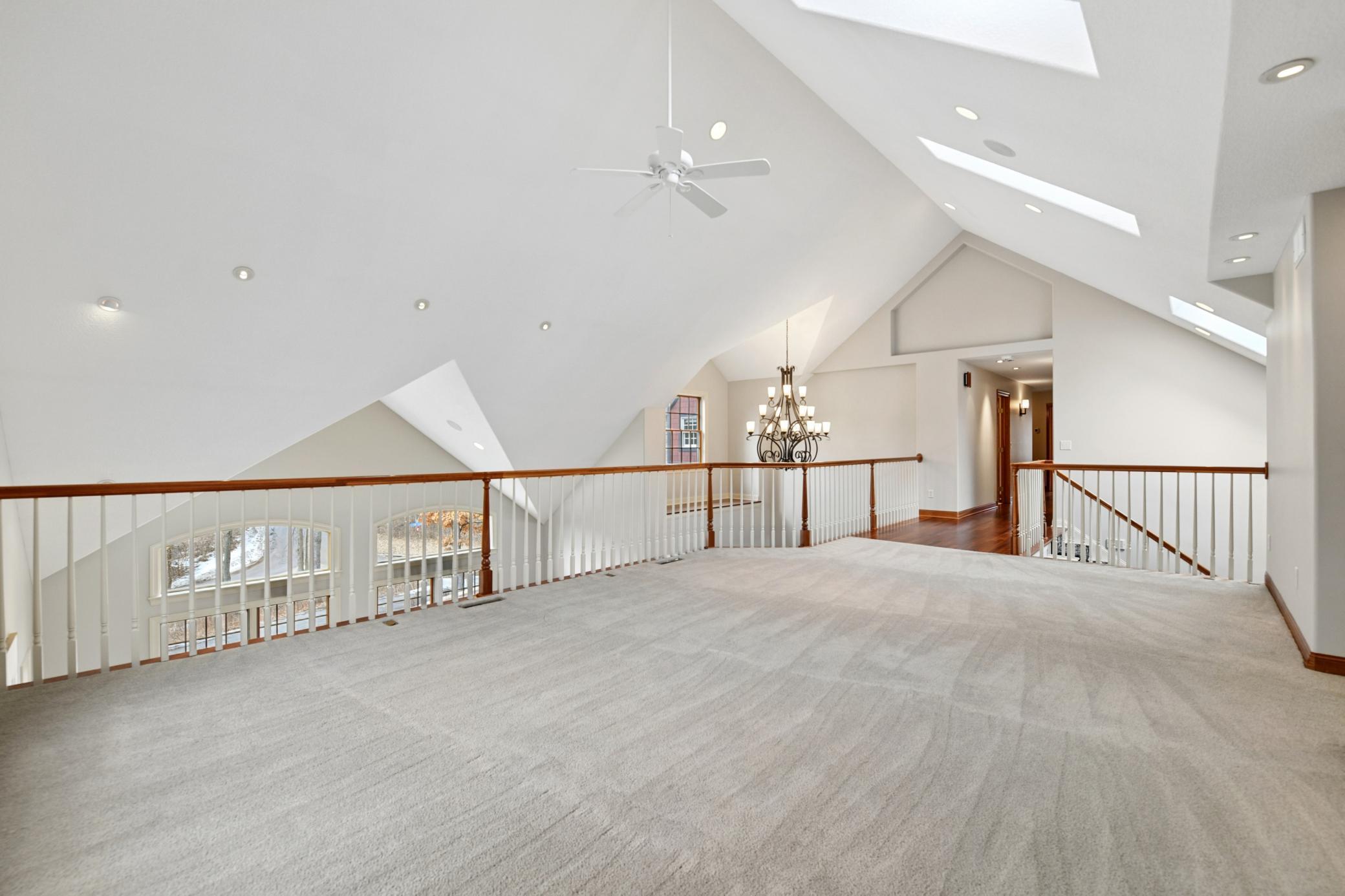 Versatile open loft, ideal for an additional seating area and spontaneous movie nights