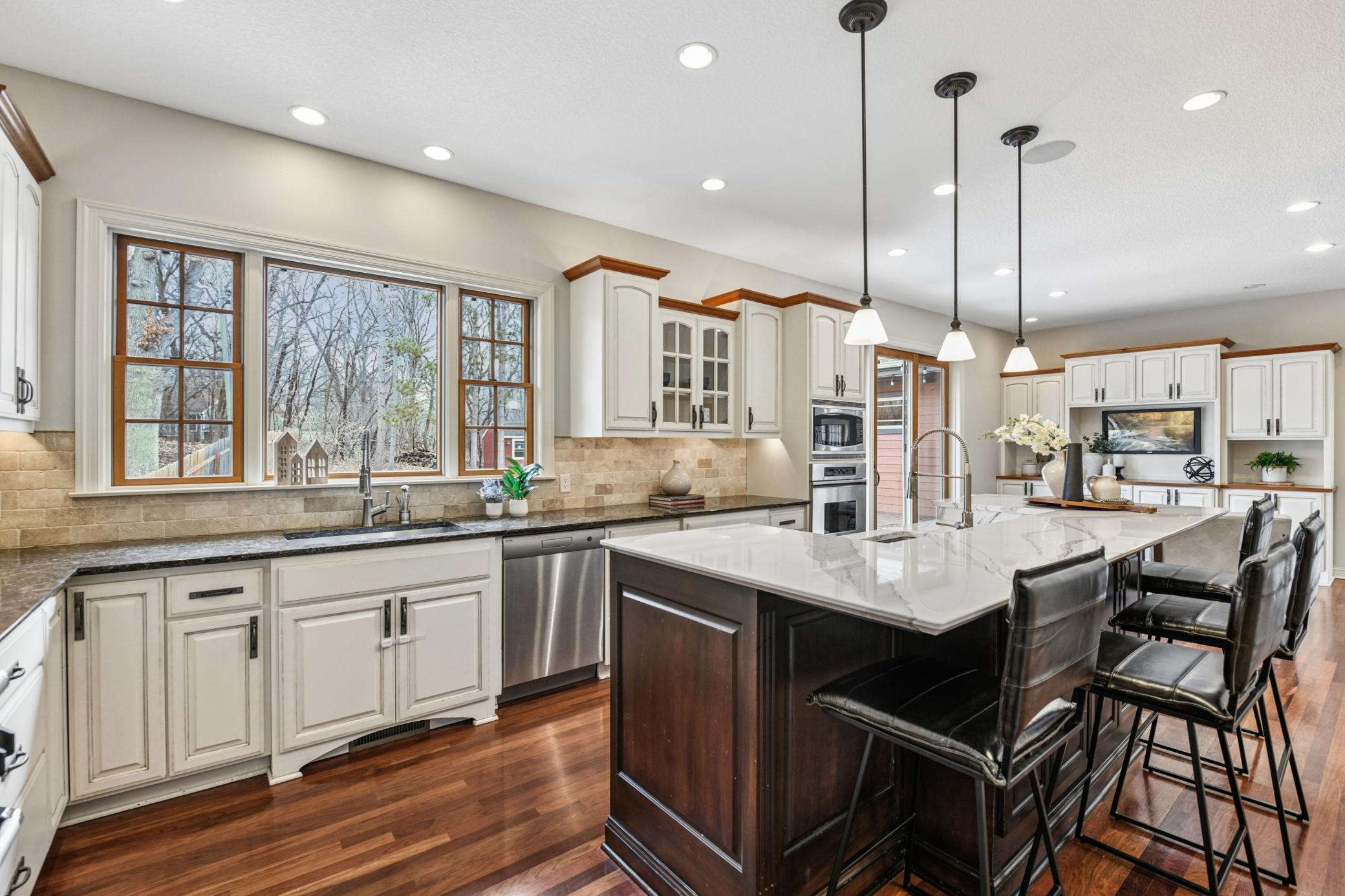 Create memorable meals and entertain with ease in this beautifully designed kitchen overlooking the backyard
