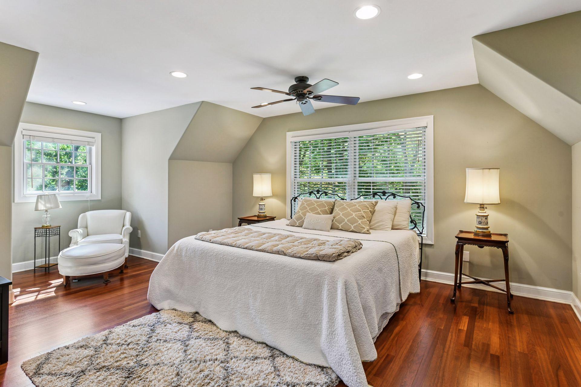 A well-suited area for a queen bed and seating area