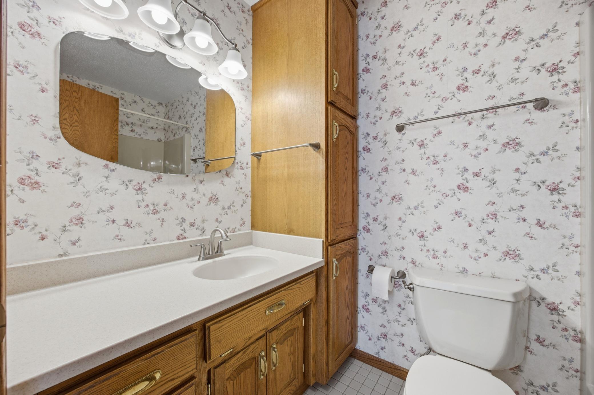 Upper level full bath