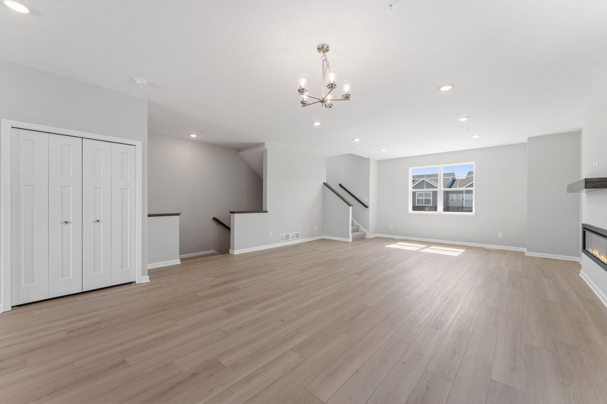 [L315-Z019]Dining Room.1.jpg