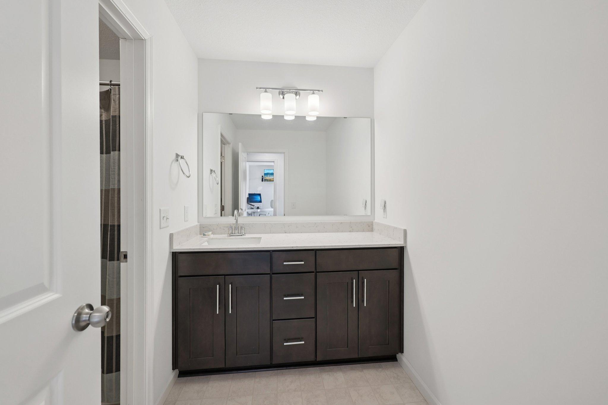 37-web-or-mls-60th Ave-S2903-037.jpg