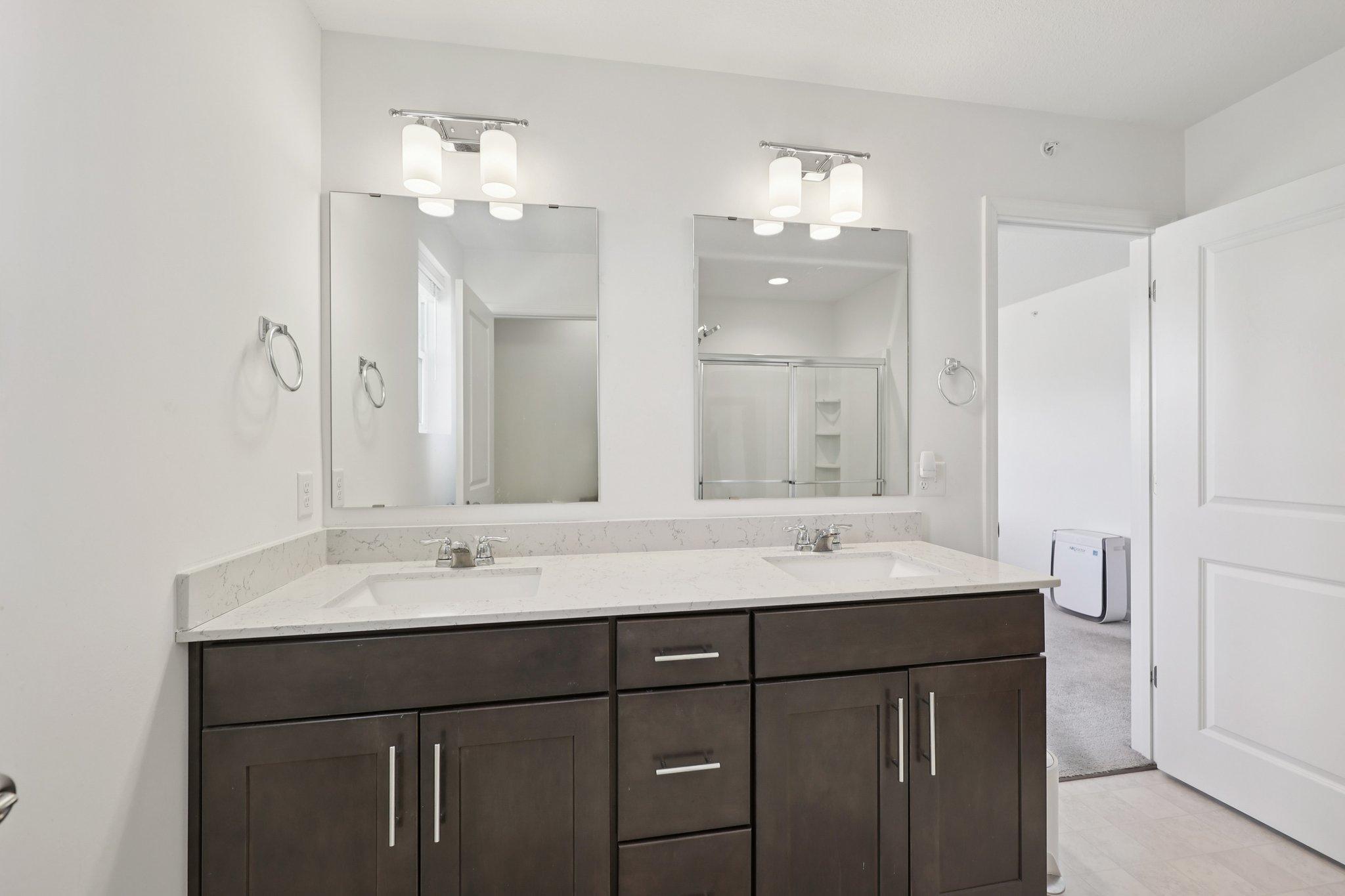 36-web-or-mls-60th Ave-S2903-036.jpg