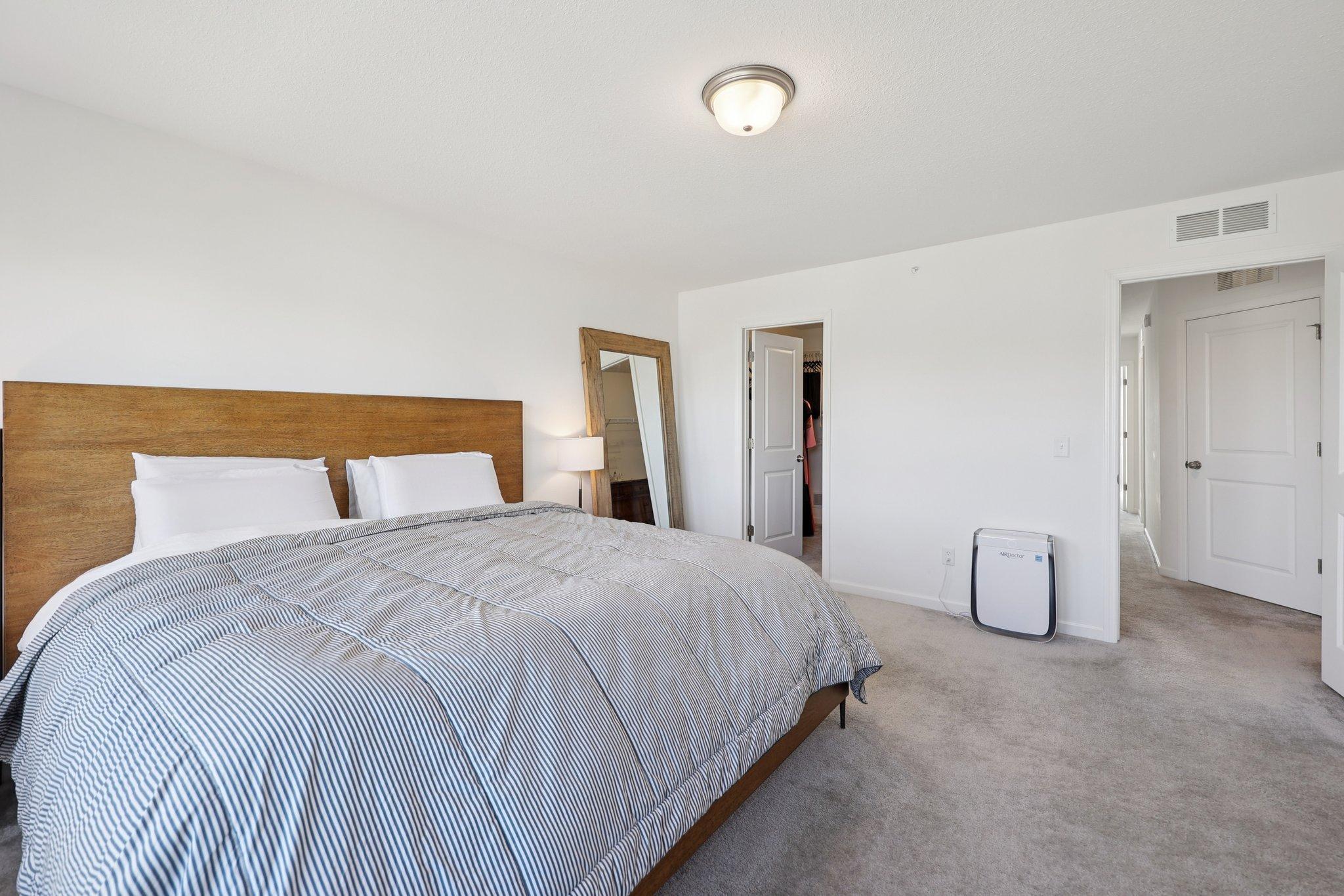 30-web-or-mls-60th Ave-S2903-030.jpg