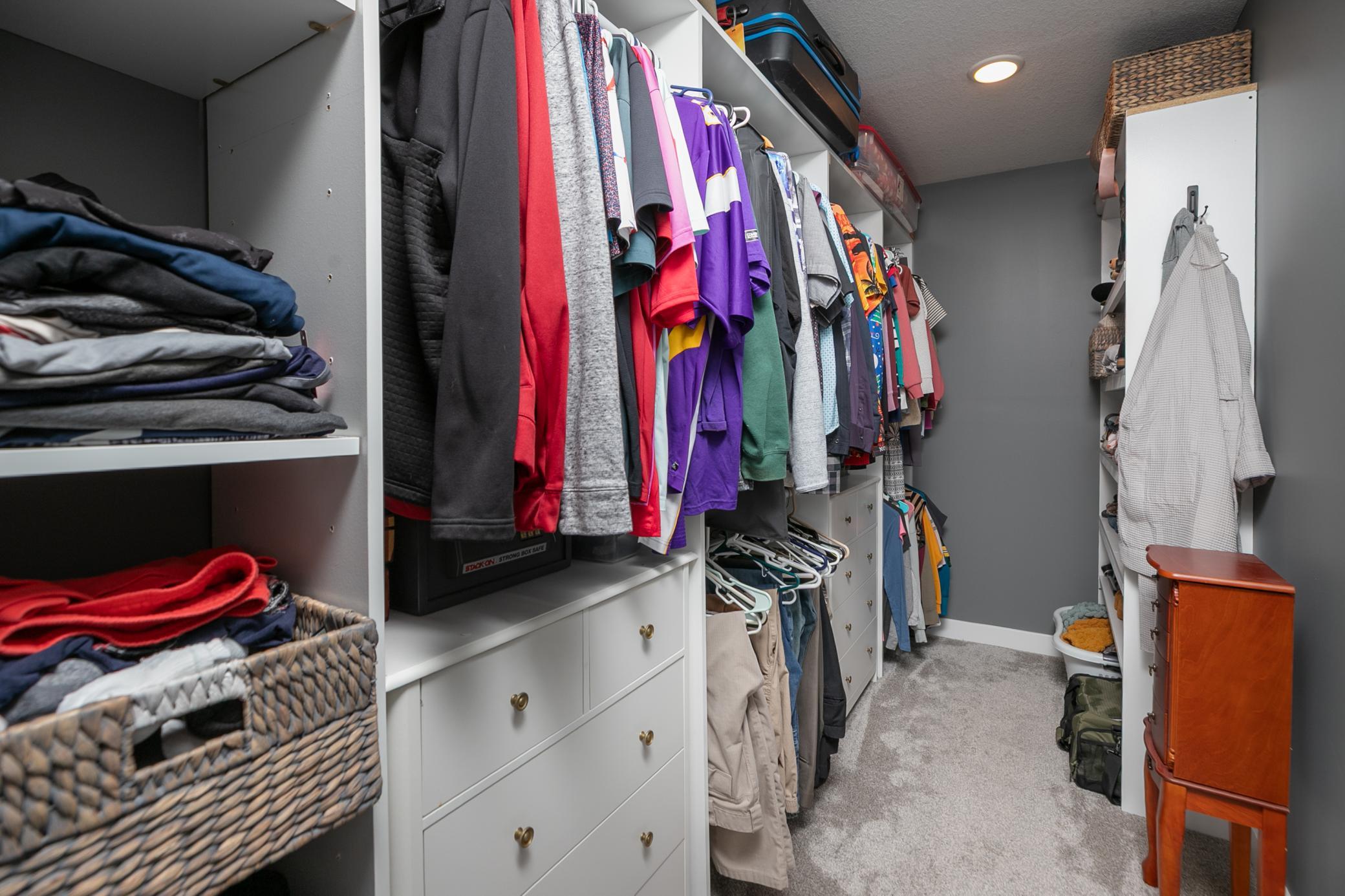 26-26-Walk in Closet.jpg