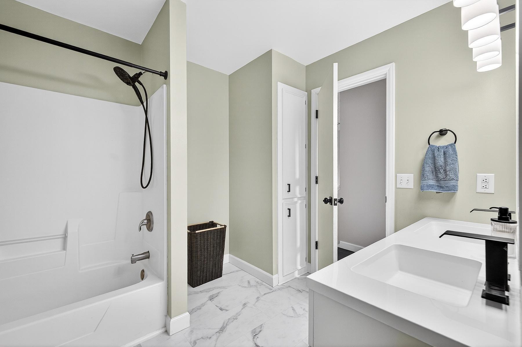 web_Bathroom upper 2.jpg