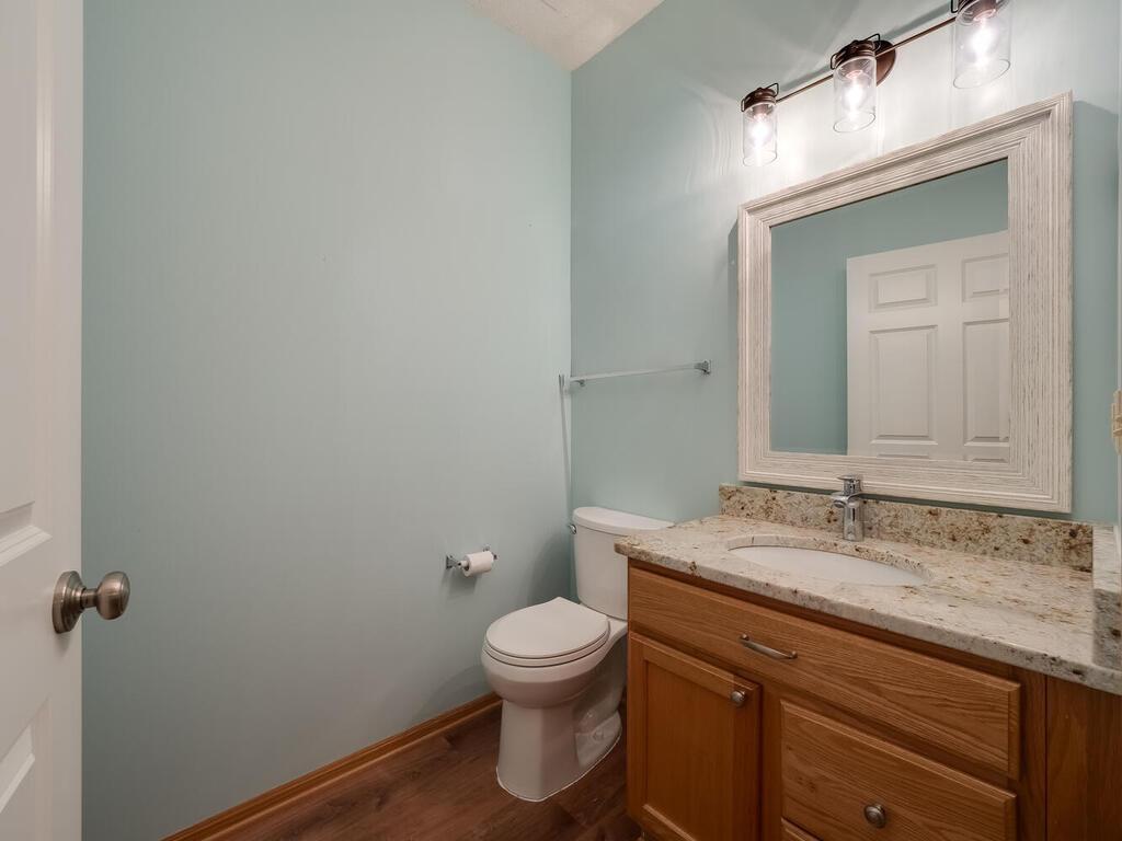 Main level 1/2 bathroom