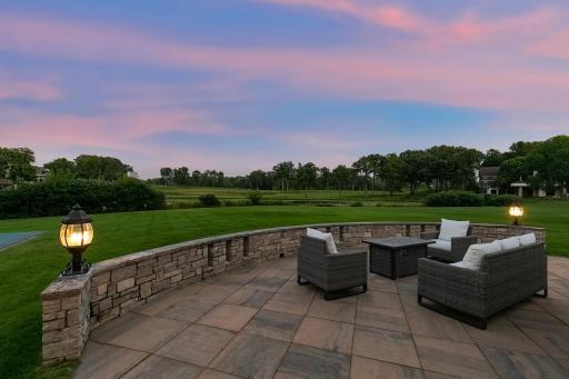 Fully equipped outdoor kitchen and bar