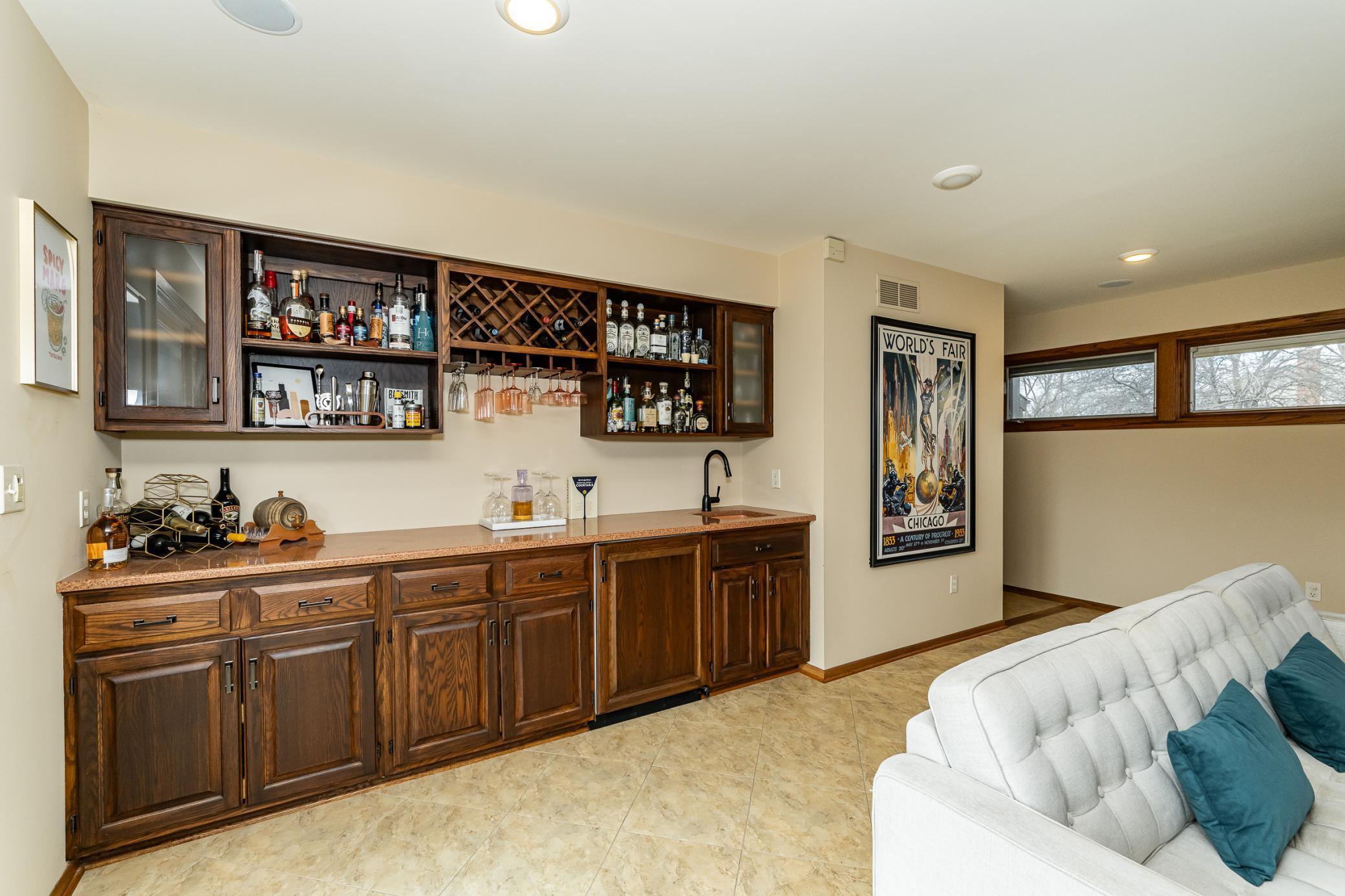 Spacious Main FR- wet bar