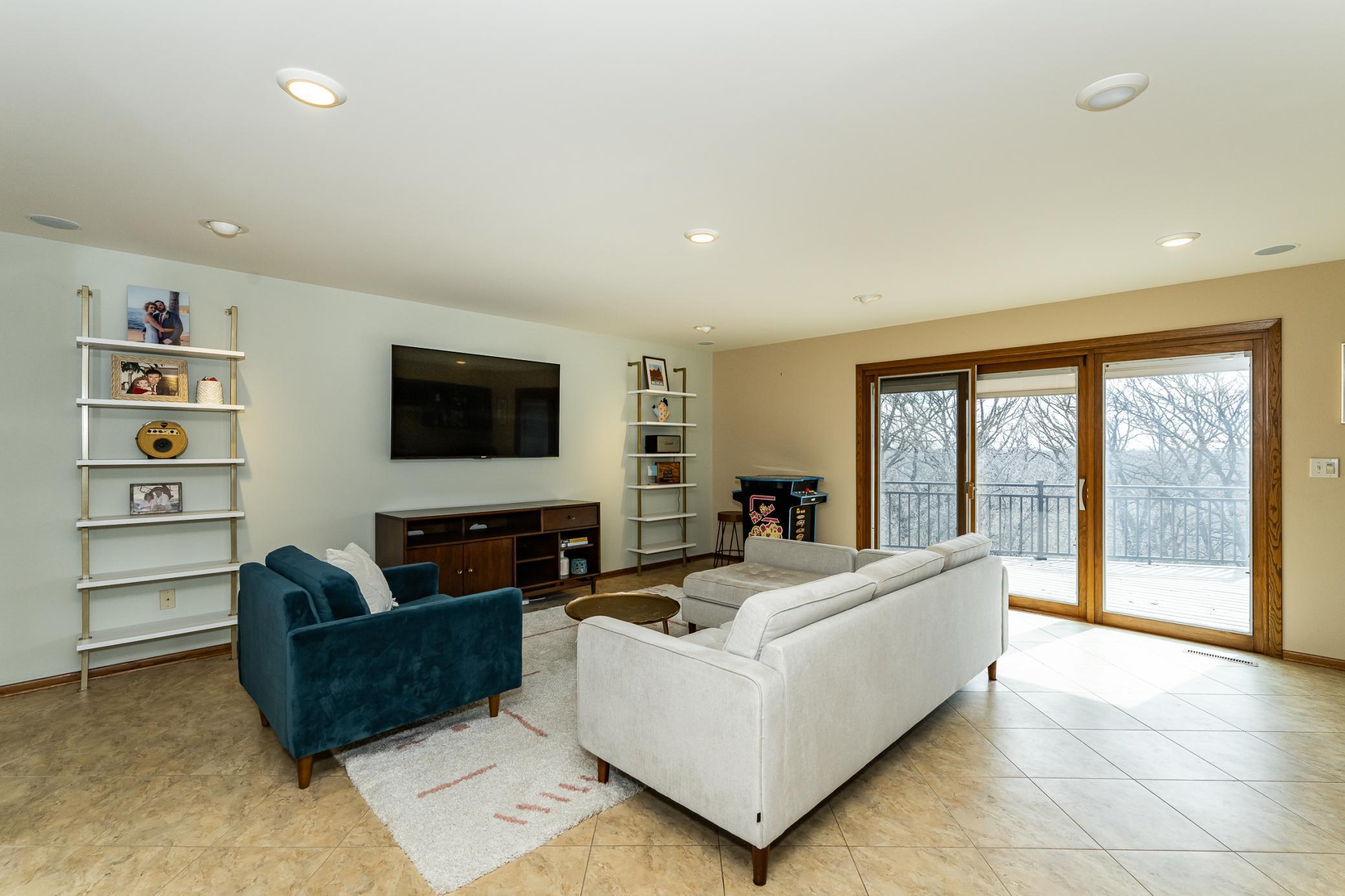 Spacious Main FR with tons of natural light