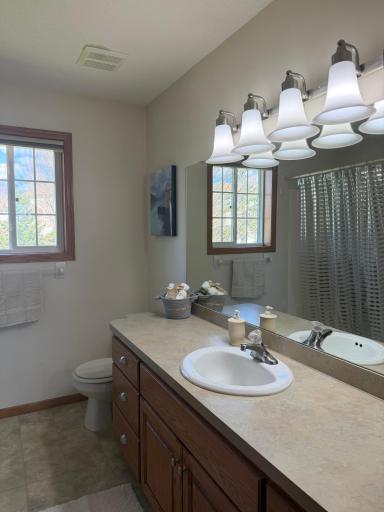 FULL upper level bath!