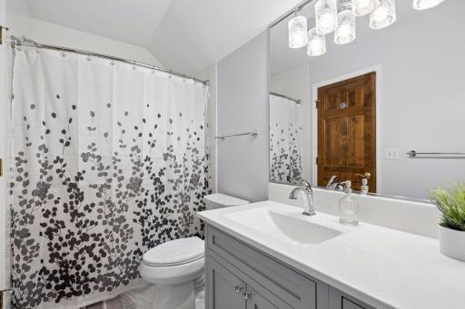 Full bathroom in the second primary bedroom