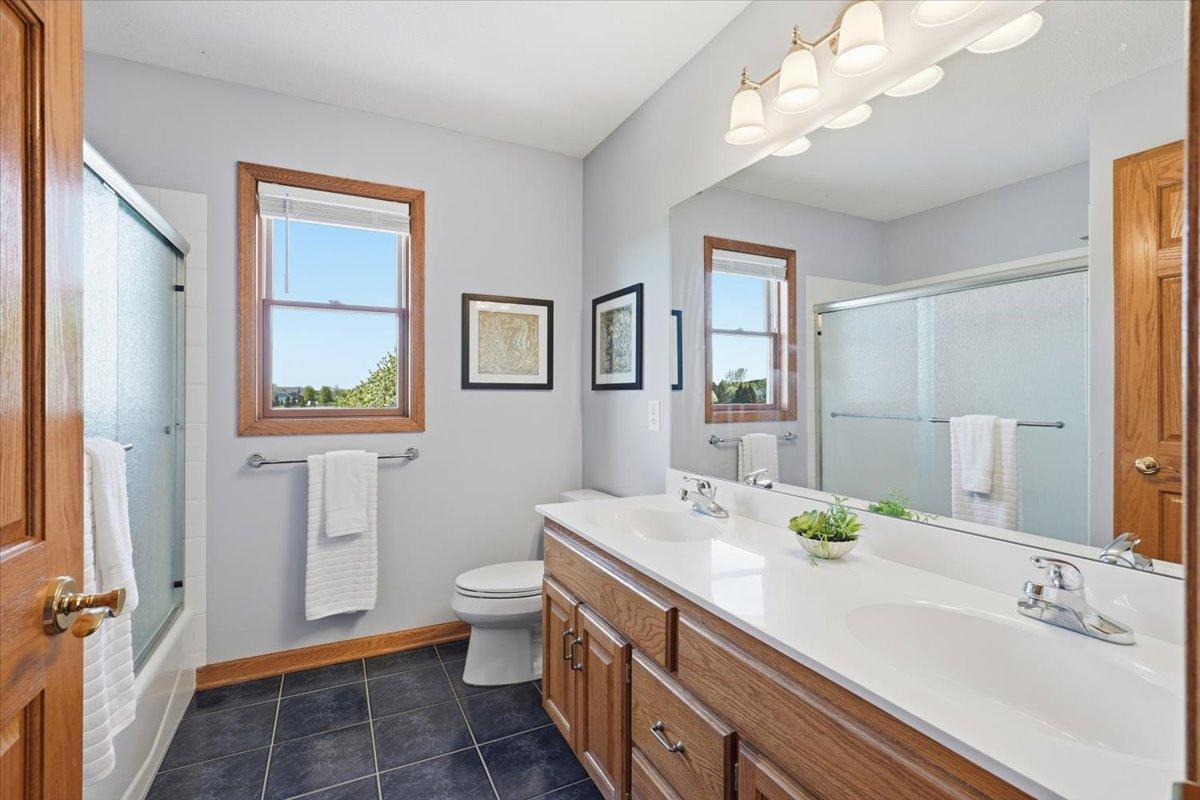 Upper level full bath.