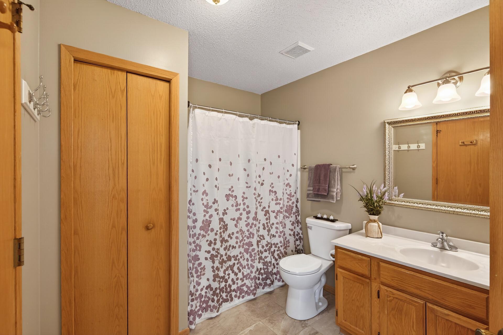 Full Bathroom w/Linen Closet
