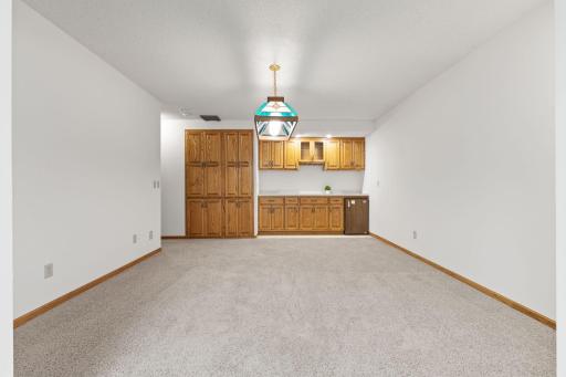 Built in bar area ideal for entertaining and conveniently having items accessible.