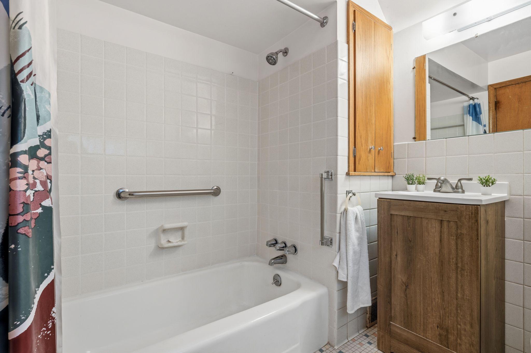 Full bathroom on the 2nd floor
