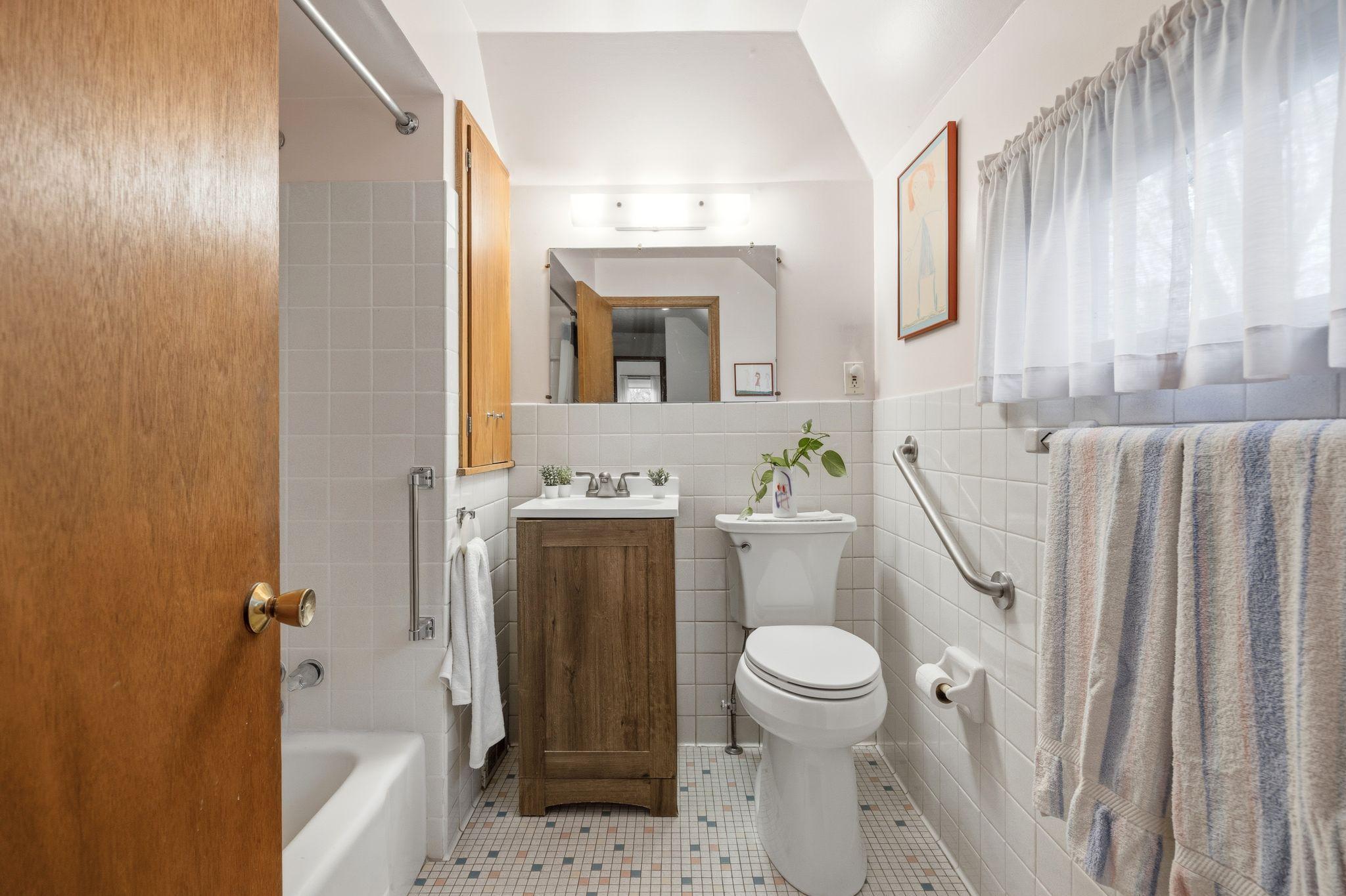 Full bathroom on the 2nd floor
