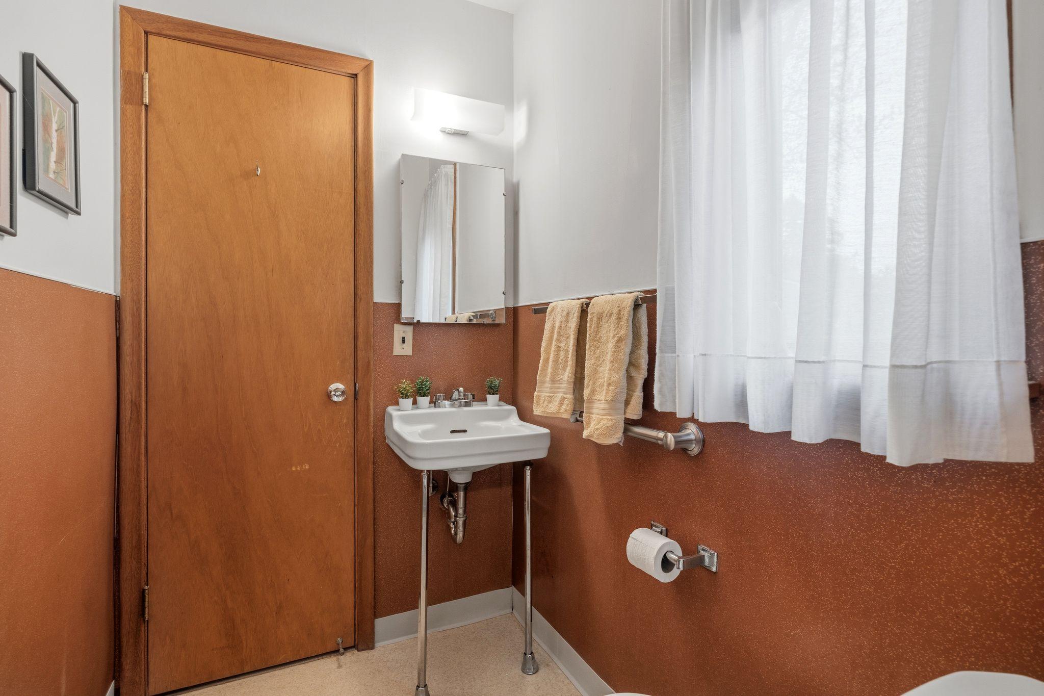 Main floor 1/2 bathroom