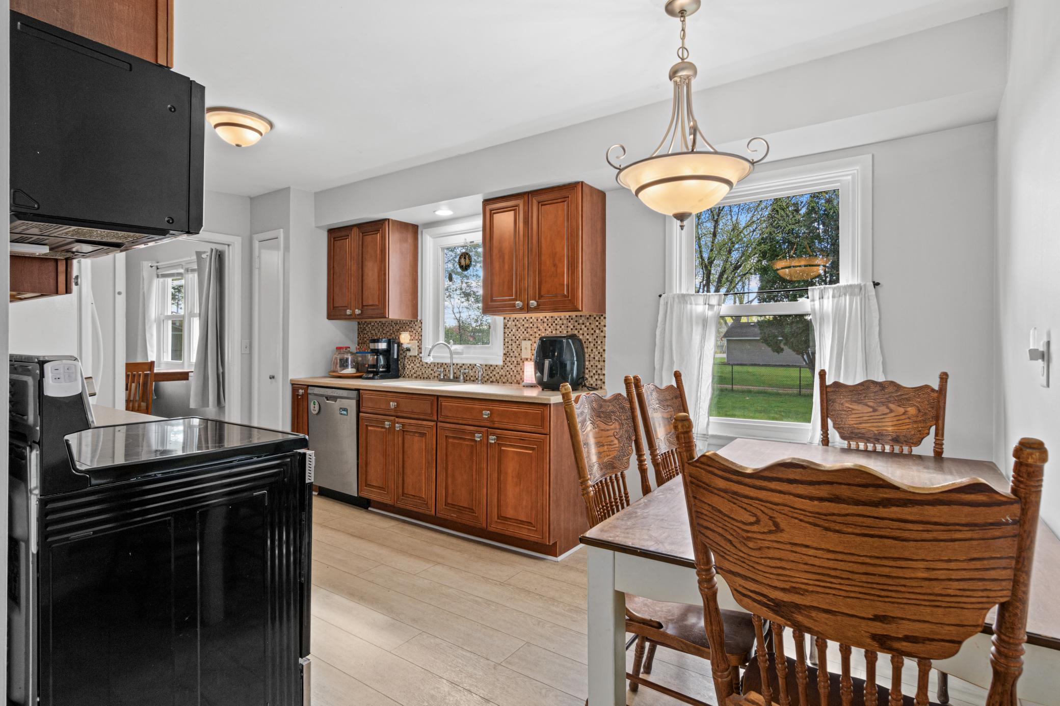 kitchen / eat-in kitchen