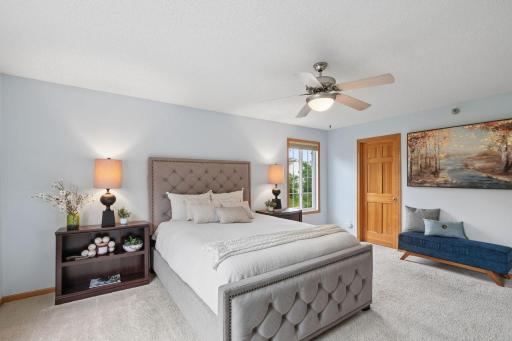 Great light, large windows and overlooks a green space!