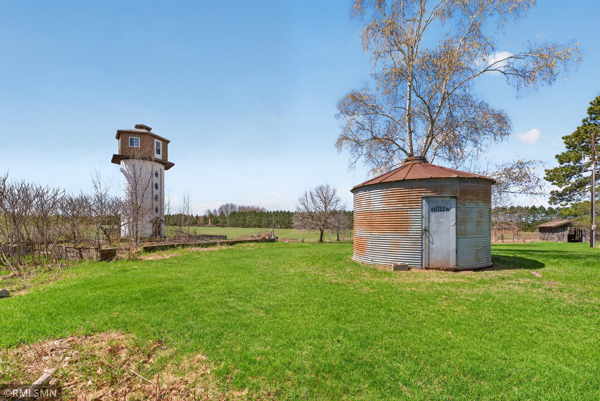 silo with lookout and grain bin