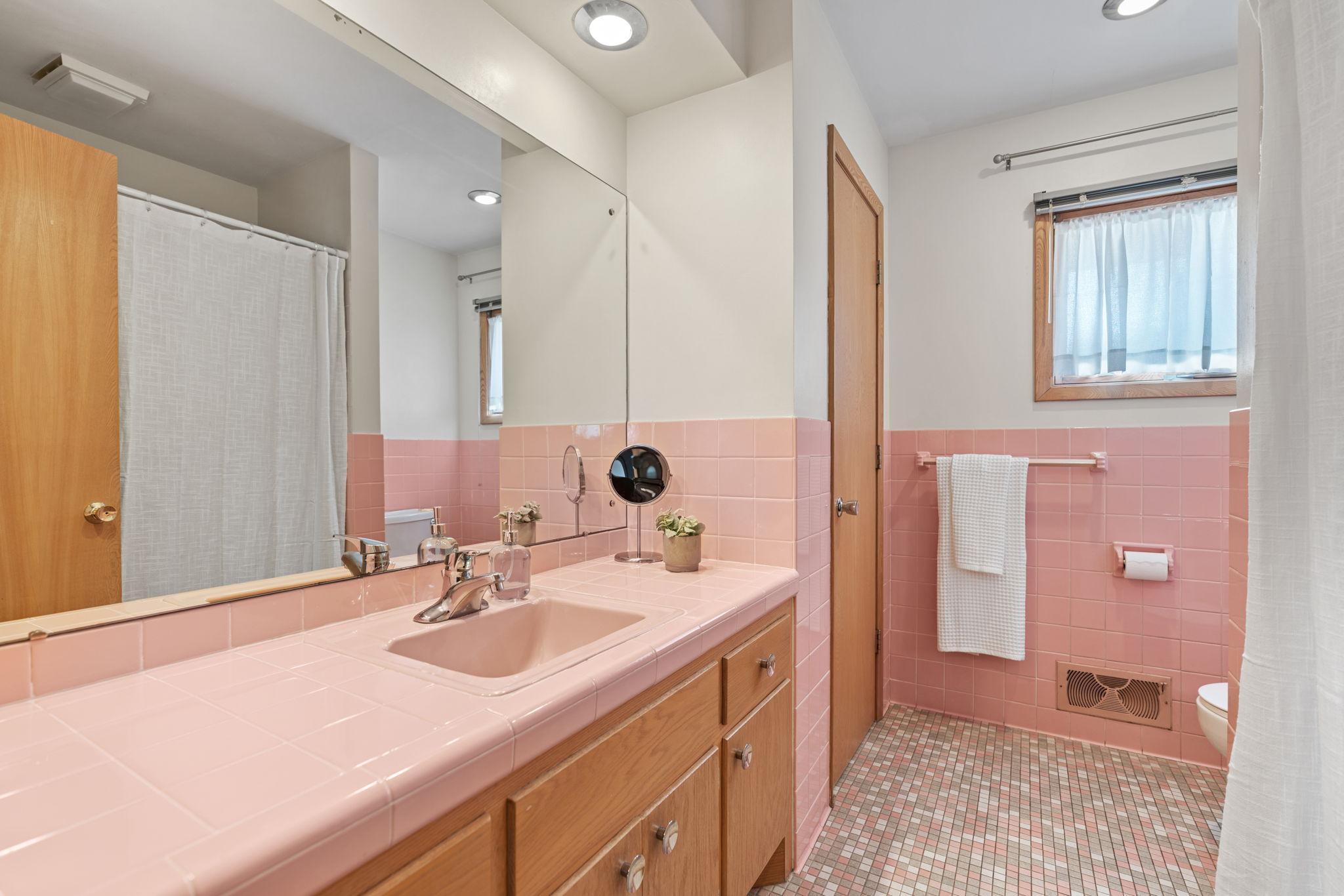 Beautifully maintained upper level full bath