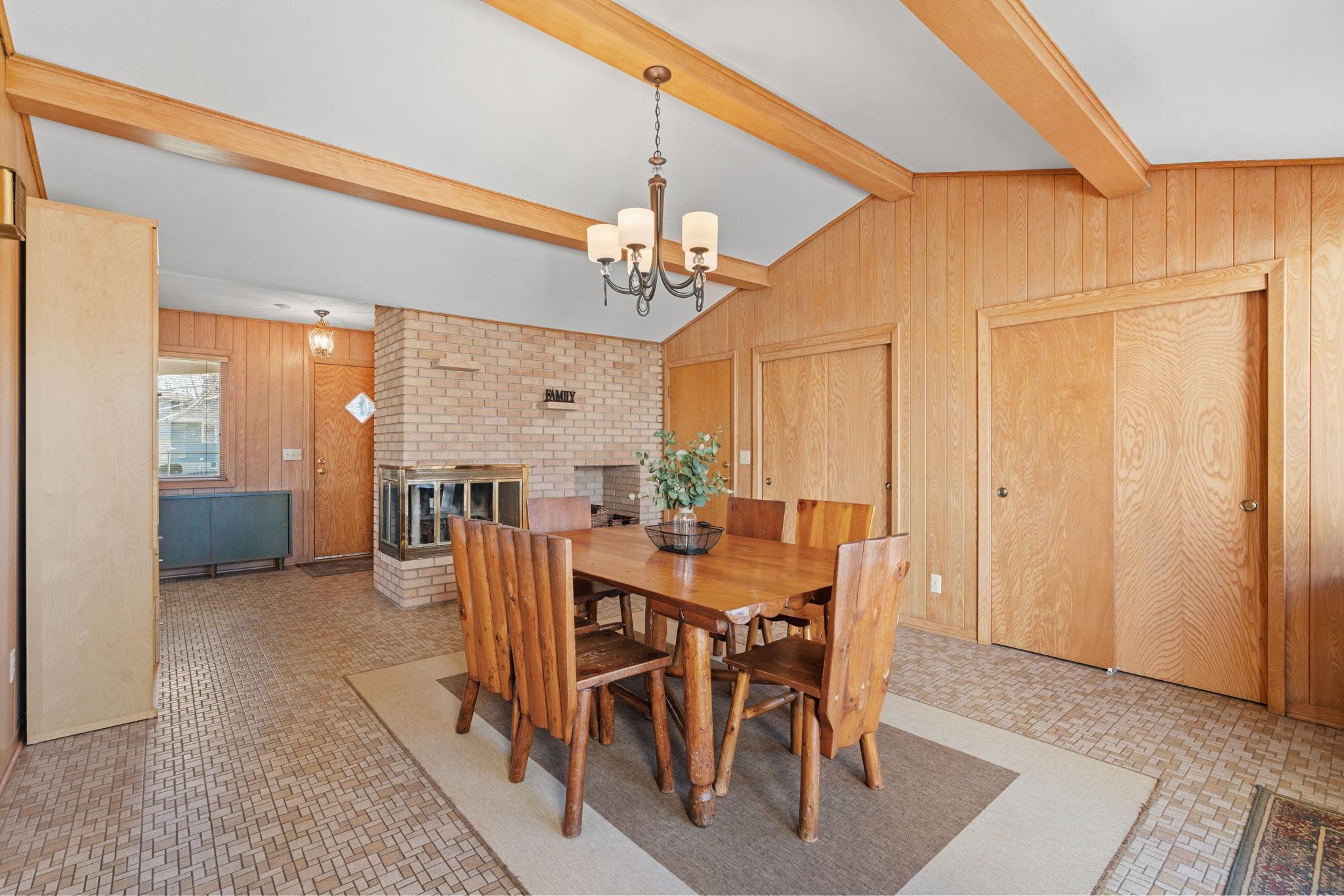 You can fit your large table in here, no problem!