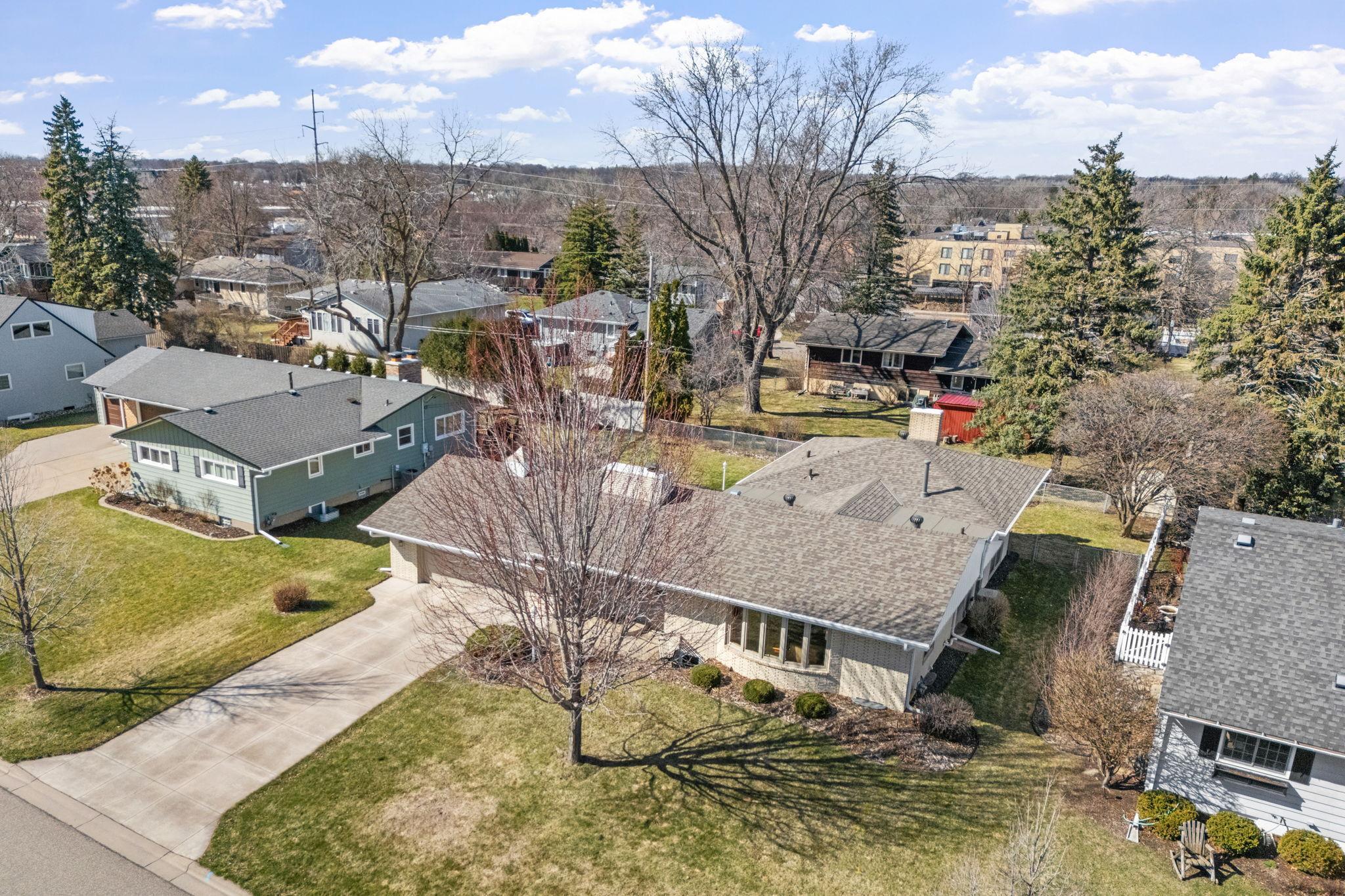 Living here you are close to all daily conveniences, restaurants and parks