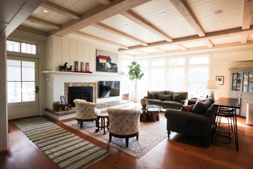 9350 Forest Rd_livingroom3.jpg