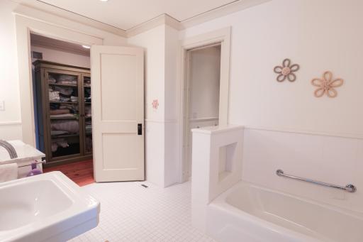 9350 Forest Rd_bath3-1 - Copy.jpg