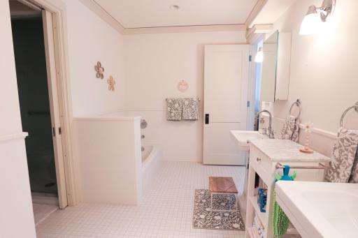 9350 Forest Rd_bath3 - Copy.jpg