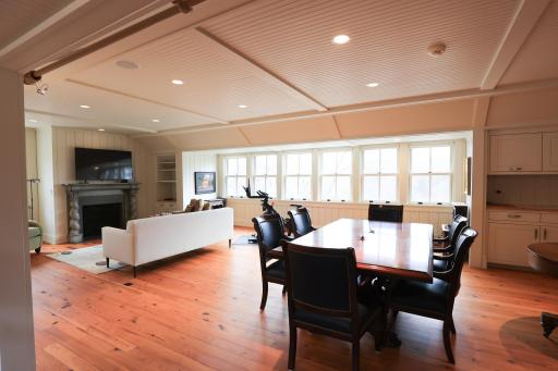 9350 Forest Rd_MILsuite3.jpg