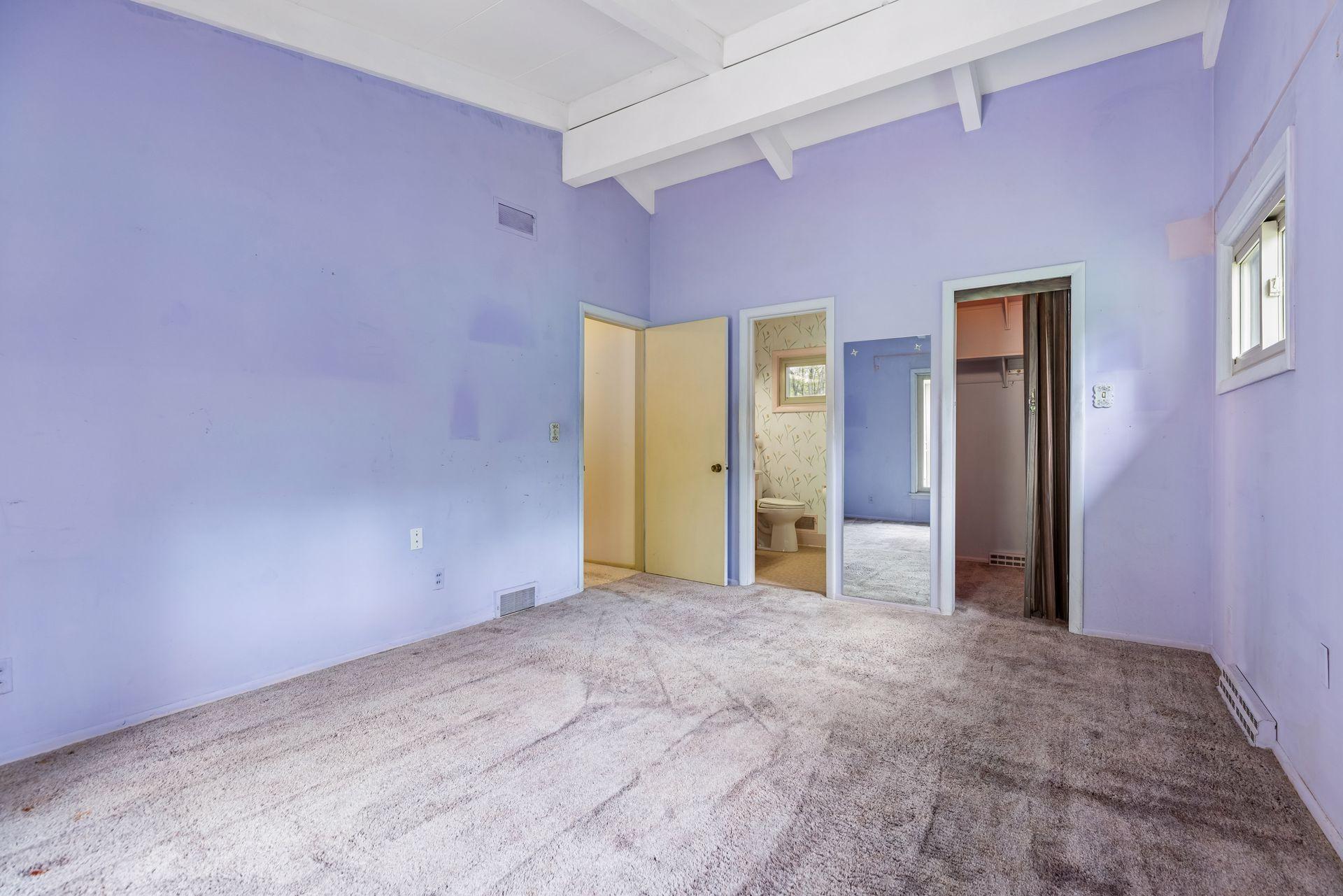 Main floor primary bedroom with private 1/2 bath and walk-in closet. Plywood under carpet.